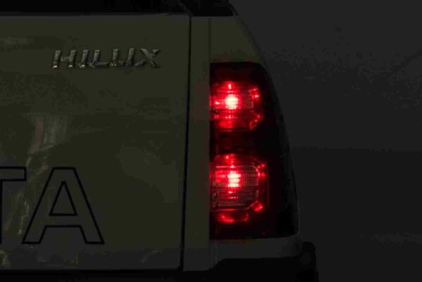 Licencirani auto na akumulator Toyota Hilux 4x4 - bijeli - Image 2