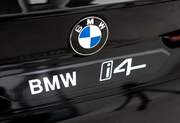 Licencirani auto na akumulator BMW I4 - crni - Image 16