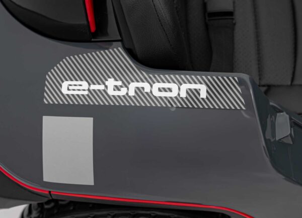 Licencirani auto na akumulator Audi RSQ E-TRON - sivi - Image 18